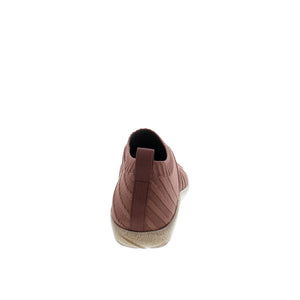 The Okahu Vegan slip-on sneaker is wrapped in microfiber and molds to the shape of your foot with wear. Designed with a removable, anatomic cork and latex footbed, is extremely lightweight, durable and slip resistant - perfect for all-day wear. 