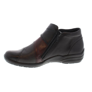These black leather boots from Remonte are a Fall must-have. With overlapping black and red panels, these boots are striking at first glance. An inside zipper ensures easy accessibility, and the interior velvet lining keeps your feet protected from the cold.