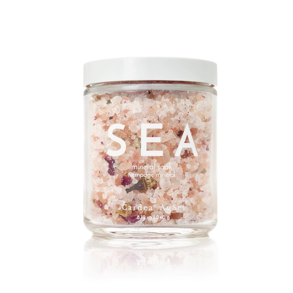The Mineral Soak Sea is crafted from sea salts sourced from the Dead Sea and Himalayas and dried rose petals. Up your hydration and wake up your senses with a boost of magnesium, calcium, sulphur and selenium, all while soothing tired muscles, stimulating circulation. 