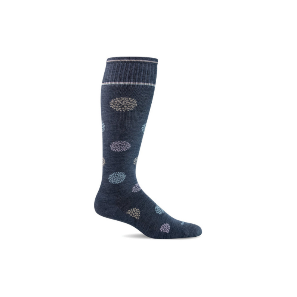 With a wide calf fit, these Full Bloom socks from Sockwell keep your feet looking and feeling their best. With moderate compression, seamless toe closure and arch support, your feet will be all smiles! 