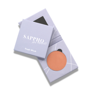 The Sappho Refillable Compact Single Blush is perfect for your makeup bag. Designed with recyclable paper, reusable magnetic pressed paper to use the least amount of plastic possible. This compact is a step towards a better way of consuming beauty that is easier on the planet. 