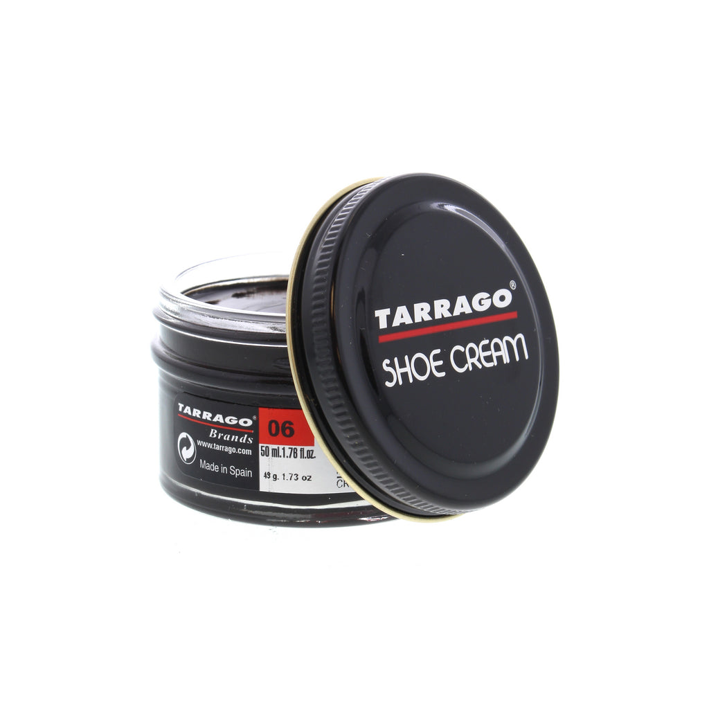 Tarrago Shoe Cream is crafted from carnauba wax and beeswax for nourishment, shine maintenance and color enhancement. This product creates lasting shine and ensures waterproof protection, nutrition and flexibility to leather, while providing full coverage.