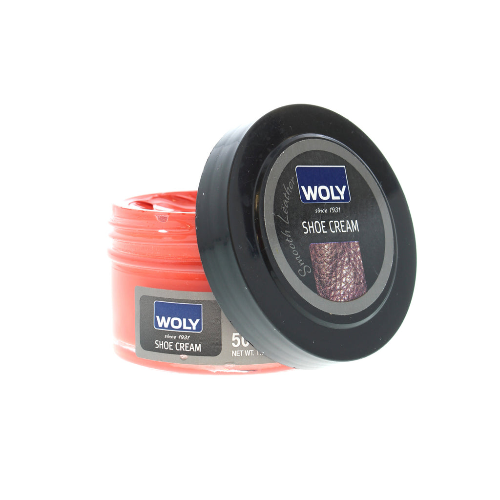 Keep your boots shining with Woly Shoe Cream. With a powerful cleaning effect on smooth leather, this formula effectively nourishes, cleans, conditions and provides a bright shine on all smooth leather.