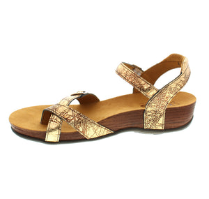 A casual sandal with a leather strap toe-post and unigue adjustable features. The toe post is made of soft supple leather and the back ankle strap has extra padding, preventing rubbing or biting. Fine leather straps and a hand-polished wood effect give this sandal a unique style.